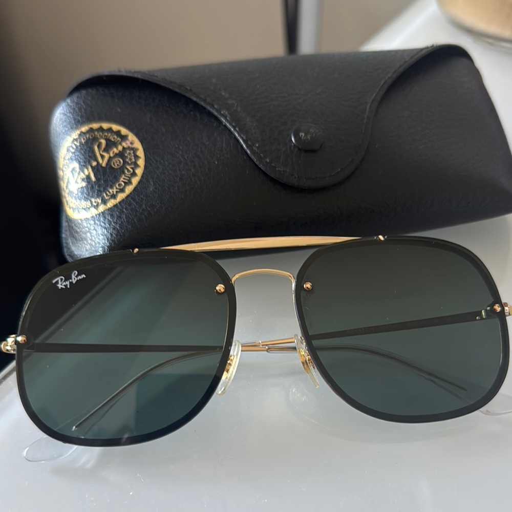 Ray-Ban Black and Gold Aviator Sunglasses